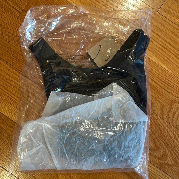 NWT Nike Women’s Sports Bra Top Sz M - Picture 7 of 7